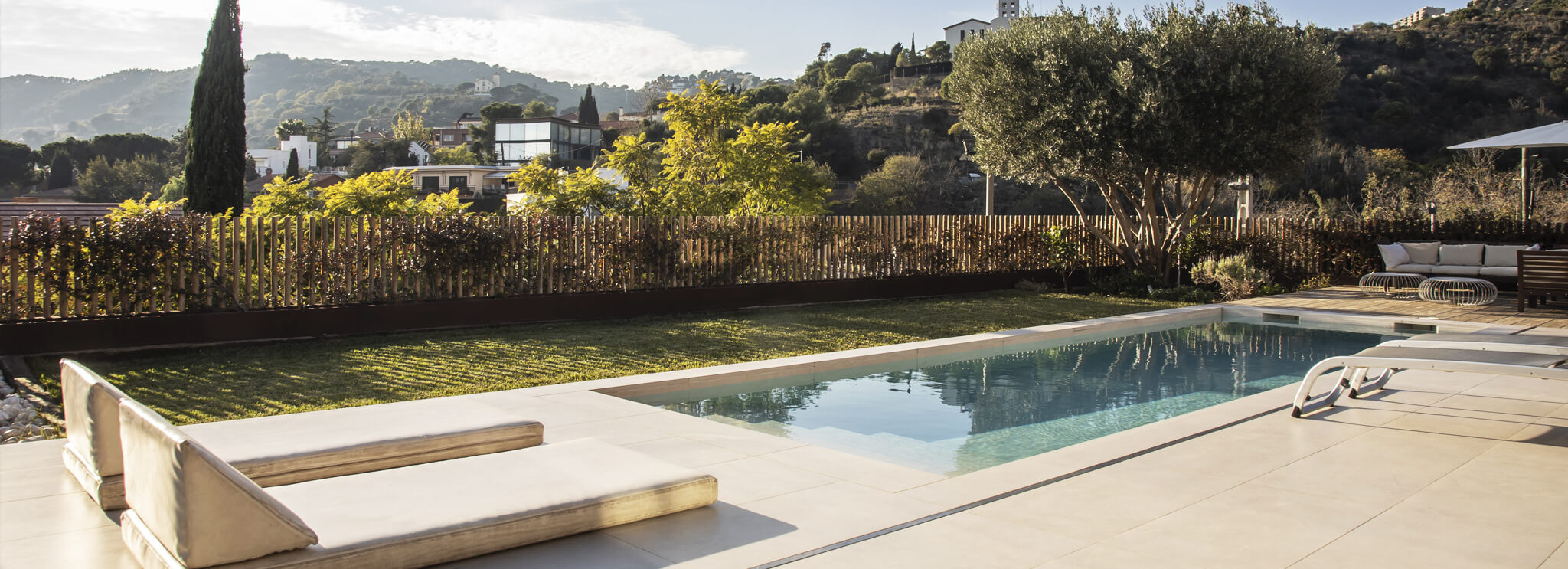 arquitecto paisajista jardin con piscina y barbacoa