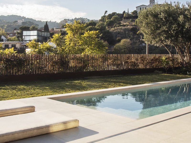 arquitecto paisajista jardin con piscina y barbacoa